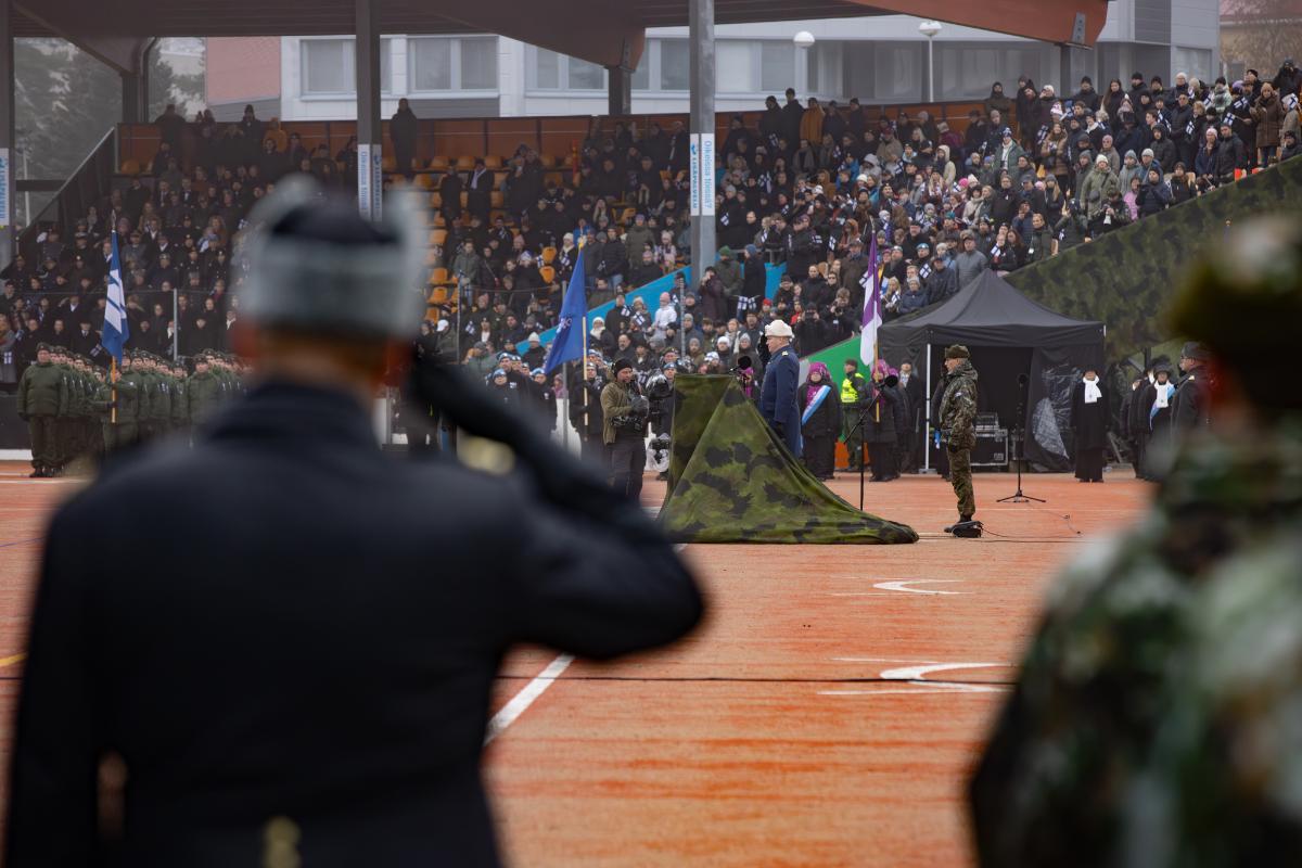 Paraatin vastaanottaja Suomen sotilasedustaja EU:ssa ja Natossa, kenraaliluutnantti Kim Jäämeri piti puheen itsenäisyyspäivän valtakunnallisessa paraatissa Kouvolassa 6.12.2025.