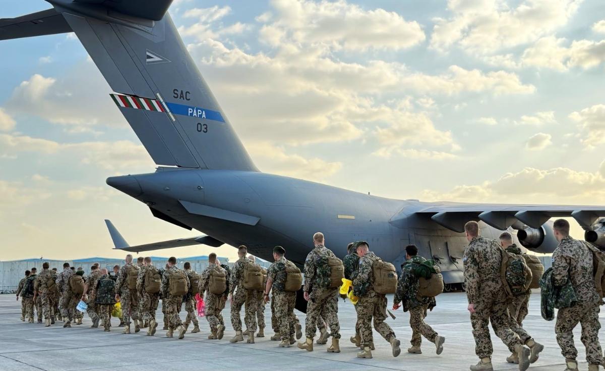 Peacekeepers boarding the plane with which returned them home.