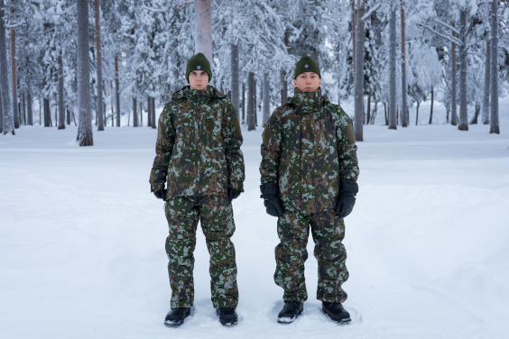 Kaksi M23-taisteluasuun pukeutunutta sotilasta seisoo rinnakkain lumisessa maisemassa.