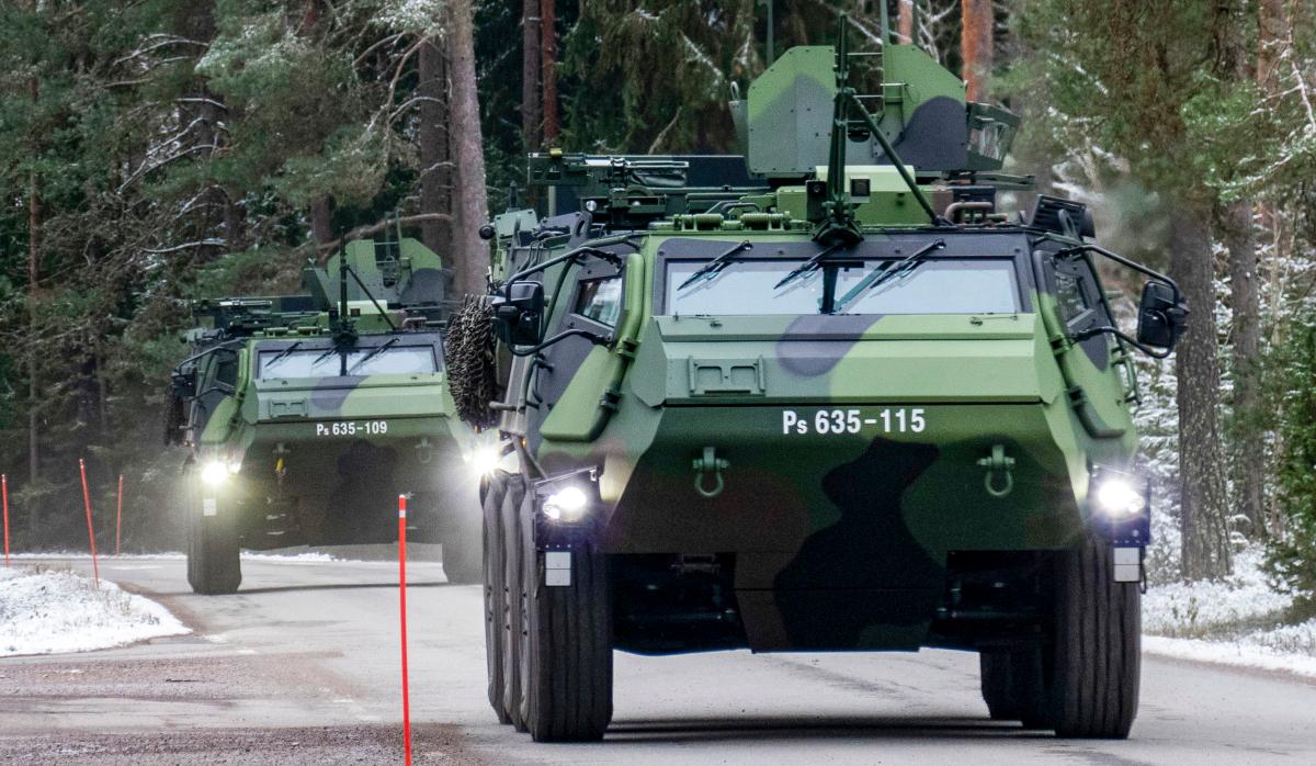 Kaksi XA-300 -miehistönkuljetusajoneuvoa ajamassa tiellä.