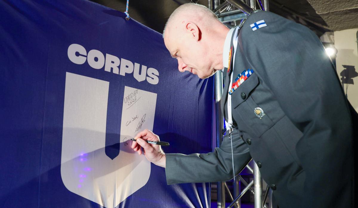 Kuvassa Puolustusvoimien logistiikkalaitoksen johtaja kenraalimajuri Tero Ylitalo kirjoittaa nimensä CORPUS-julistelakanaan.