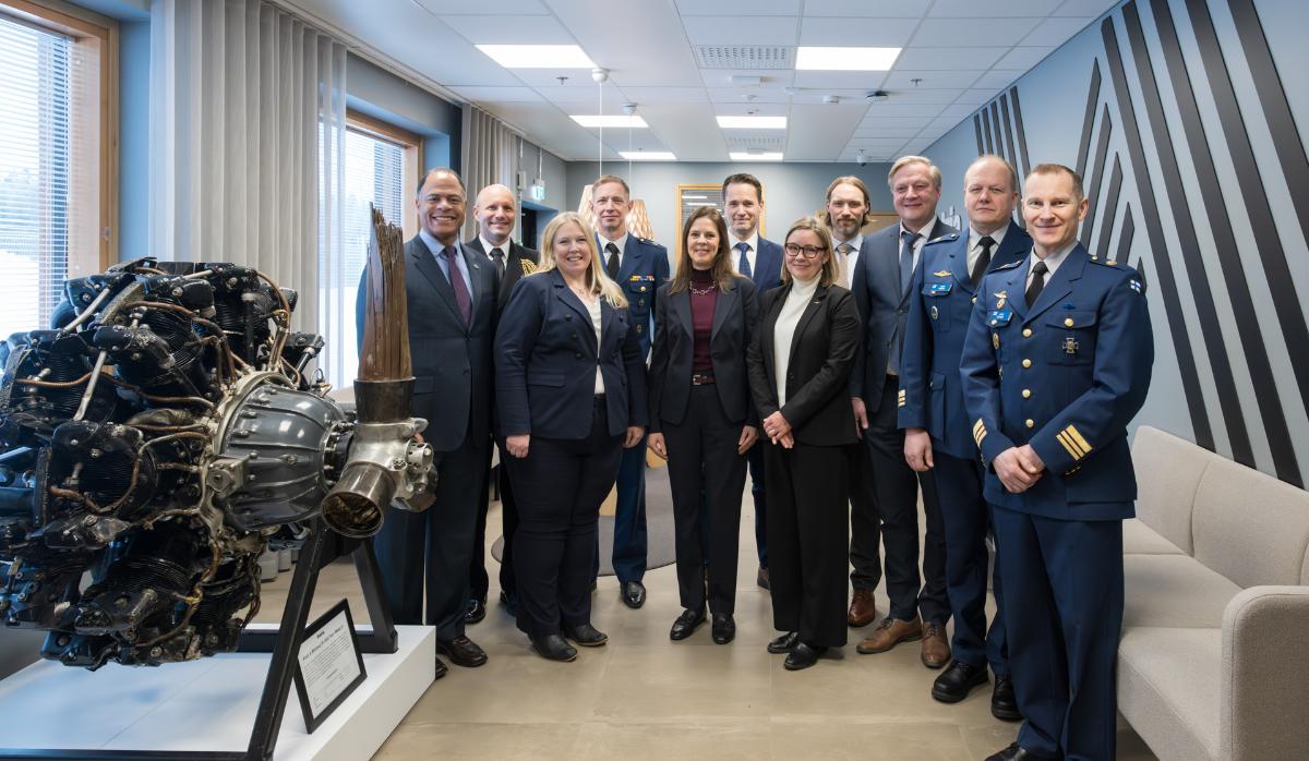 F-35-hävittäjien moottoreiden loppukokoonpanon alkamista Nokian Linnavuoressa juhlistivat kuvassa vas. alkaen: johtaja André McMillian Pratt & Whitneyltä; kommodori, puoulustusasiamies Brian E. Harpuder; F135 integroitujen asiakasratkaisujen johtaja Erica Leonard Pratt & Whitneyltä; Ilmavoimien komentaja, kenraalimajuri Timo Herranen; Puolustusministeriön resurssipoliittinen osasto, apulaisosastopäällikkö Sara Kajander; Ilmavoimien F-35-hankejohtaja Henrik Elo; Puolustusministeriön materiaaliyksikkö, sotilasinsinööri Krista Siik; Patrian F135-projektijohtaja Juho Mäntylä; Patrian F-35-hankejohtaja Petri Hepola; Logistiikkalaitoksen F-35 alan järjestelmäsektorin johtaja Harri Pekkala ja Logistiikkalaitoksen F-35 materiaaliprojektin johtaja John Öström.