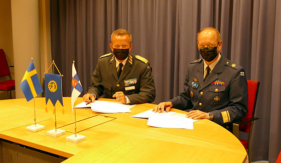 Sopimuspapereita allekirjoittavat vasemmalla prikaatikenraali Mikael Frisell ja oikealla insinöörikenraalimajuri Kari Renko.