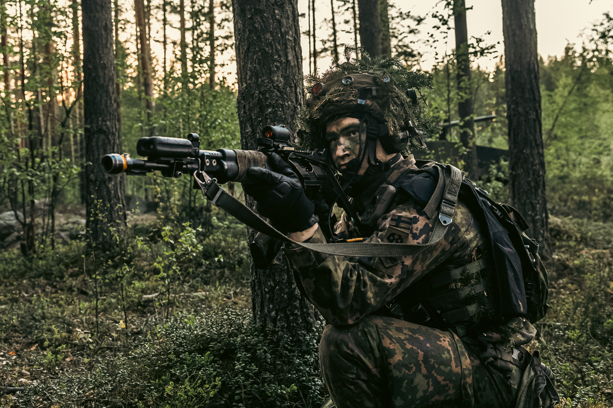 Jalkaväkitaistelija Pahkajärven harjoitusalueella Karelian Sword 25 -harjoituksessa.