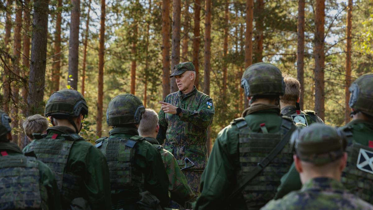Commander of the Finnish army discussing with conscripts.