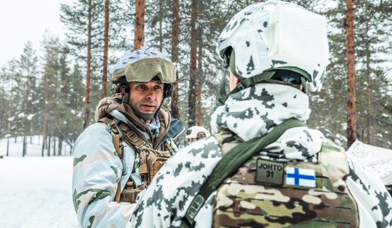 A Finnish and a French soldier face to face.