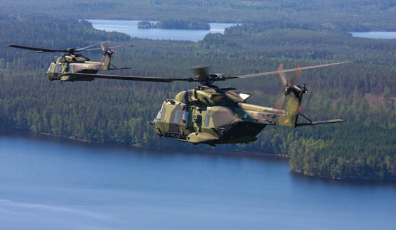 Helikoptereita järven yläpuolella