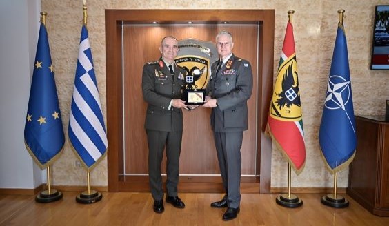 Kreikan Maavoimien komentajaa kenraaliluutnantti Georgios Kostidis ja Maavoimien komentaja kenraaliluutnantti Pasi Välimäki