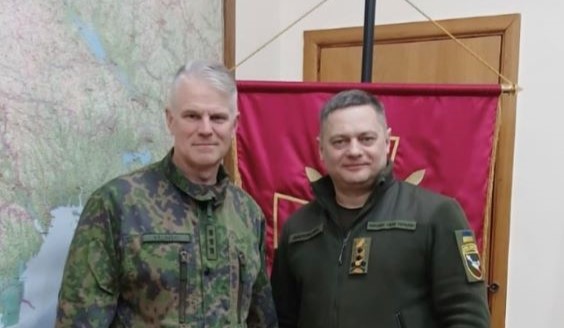 Commander of the Army, Lieutenant General Pasi Välimäki with his Ukrainian colleague.