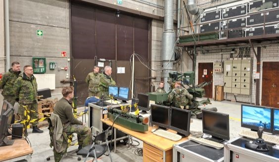 Kommendören för Armén generallöjtnant Pasi Välimäki bekantar sig med artilleriutbildningen.