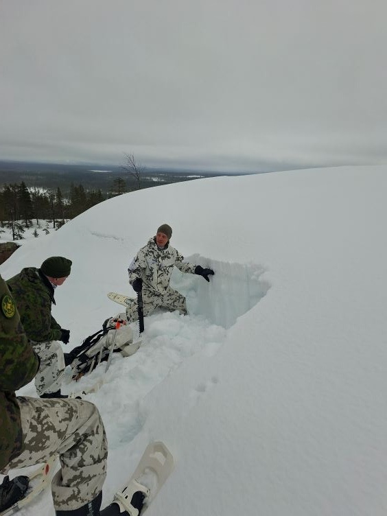 Kommendören för Armén, generallöjtnant Pasi Välimäki, bekantar sig med utbildning för specifika förhållanden.  