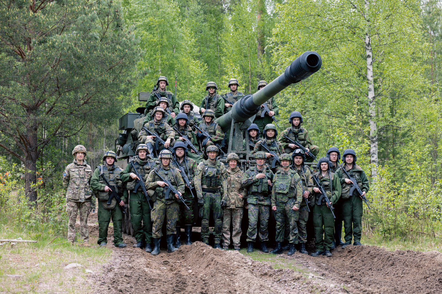 Commander of the Army, Lieutenant General Pasi Välimäki with reservists