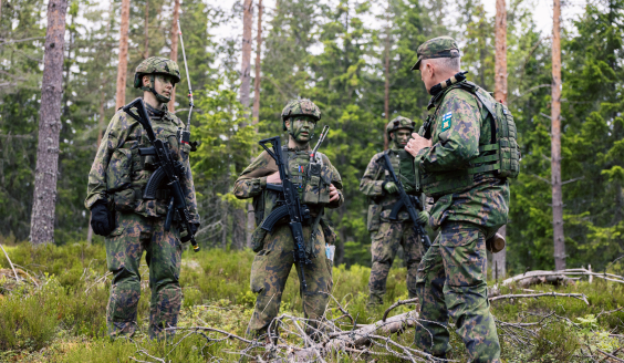 Kommendören för Armén generallöjtnant Pasi Välimäki tillsammans med soldater