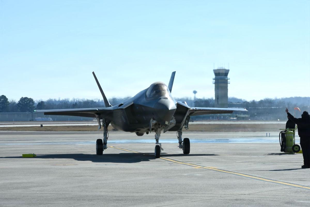 F-35A-hävittäjä kuvattuna maassa lentokenttäalueella