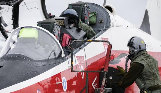 Punavalkoisen Hawk Mk 66 -suihkuharjoituskoneen ohjaamokuomu on auki ja kaksi lentäjää valmistautuu lähtemään koneella liikkeelle.