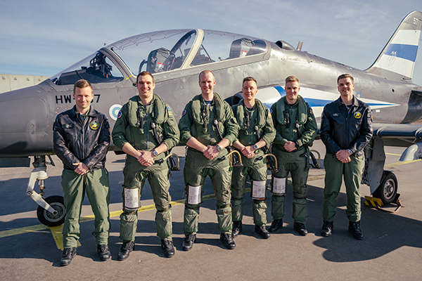 Midnight Hawks -jäsenet Hawkin vierellä.