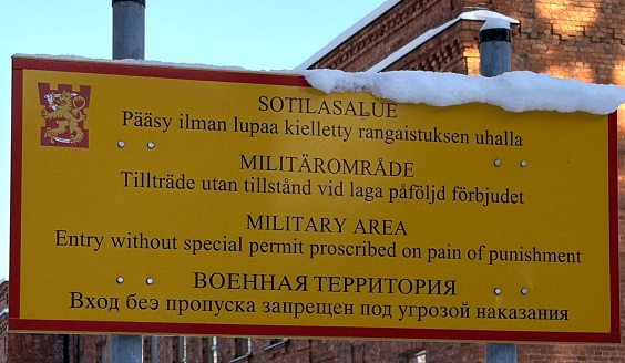 Militärområdets gula skylt.