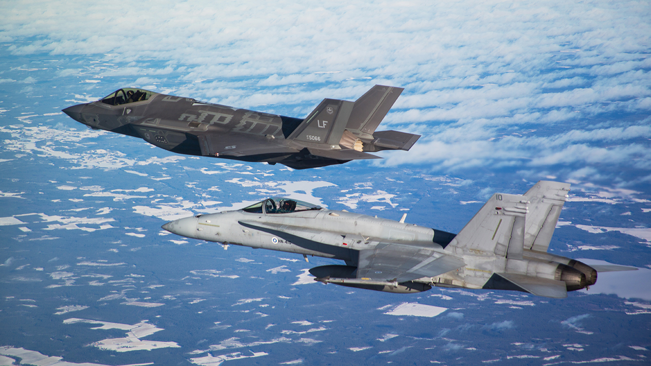Kaksi Lockheed Martin F-35A -hävittäjää lennossa