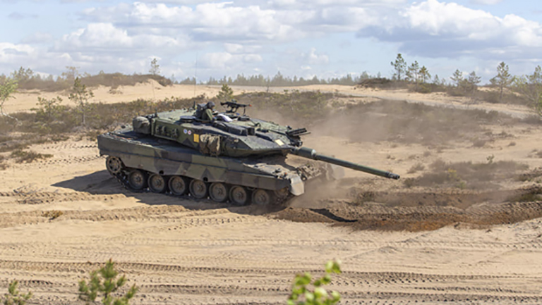 Taistelupanssarivaunu Leopard 2 hiekkakentällä