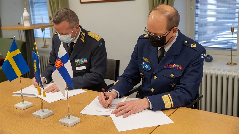Prikaatikenraali Mikael Frisell ja insinöörikenraalimajuri Kari Renko allekirjoittavat sopimuksia