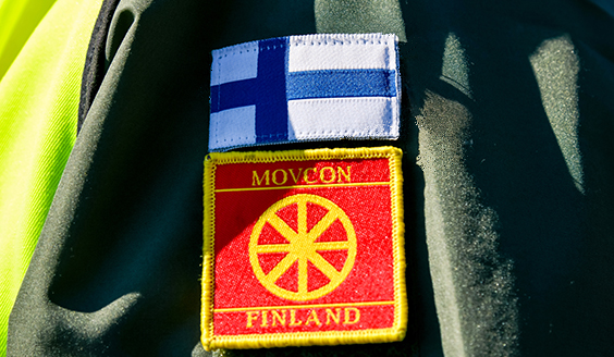 Lähikuvassa takin hiha, jossa Suomen lippu ja kuljetusupseerin tunnus. Kuva Puolustusvoimat.