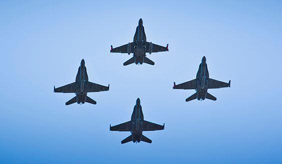 Neljä hävittäjää lentää muodostelmassa taivaalla. Kuva Puolustusvoimat.