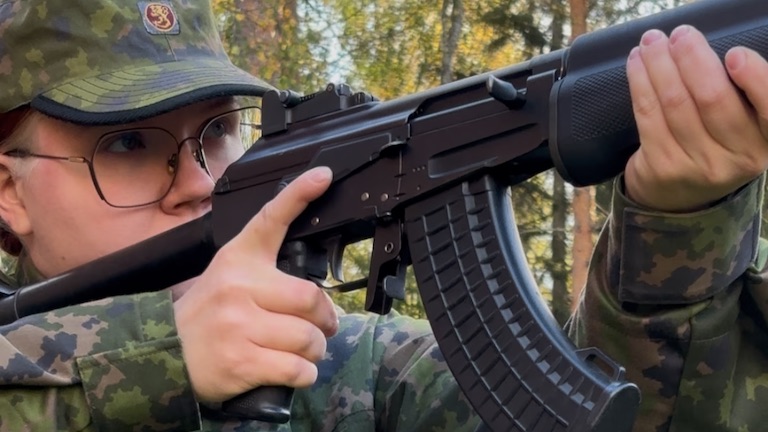 Sotilas tähtää aseella