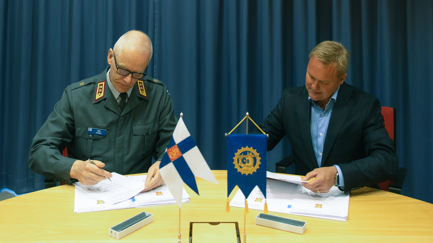 Kuvassa Puolustusvoimien logistiikkalaitoksen johtaja kenraalimajuri Tero Ylitalo ja Componentan toimitusjohtaja Sami Sivuranta.