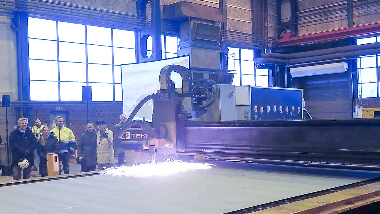 Kuvituskuva, jossa neljännen aluksen terästä leikataan.